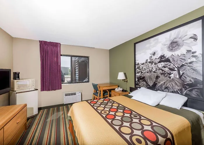 Super 8 By Wyndham Chanute