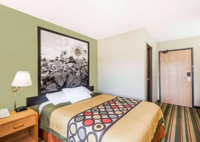 Super 8 By Wyndham Chanute