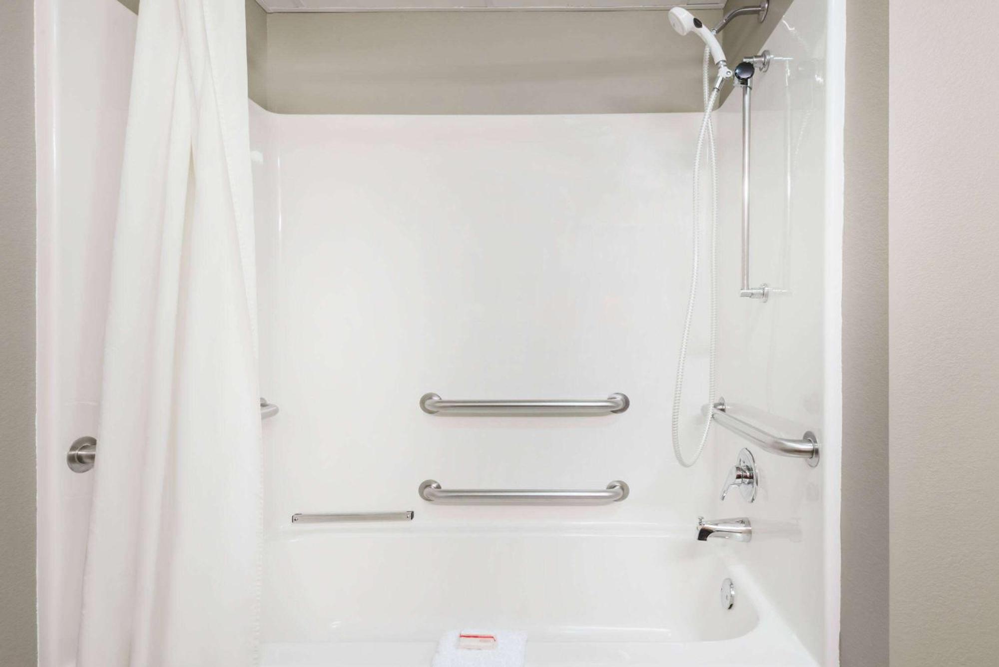 Super 8 By Wyndham Hotel 2*